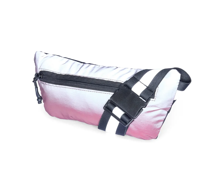 Eine Bauchtasche mit reflektierendem Farbverlauf von Weiß zu Pink, schwarzem Reißverschluss und schwarzem Gurt mit weißen Streifen und Schnalle.