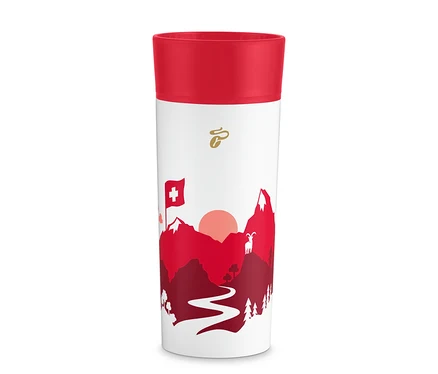Weißer Reisebecher mit rotem Deckel, verziert mit einem rot-weißen Schweizer Landschaftsdesign, das Berge, eine Schweizer Flagge, eine Sonne, eine Ziege, Bäume und einen gewundenen Pfad zeigt, mit einem goldenen Logo oben.