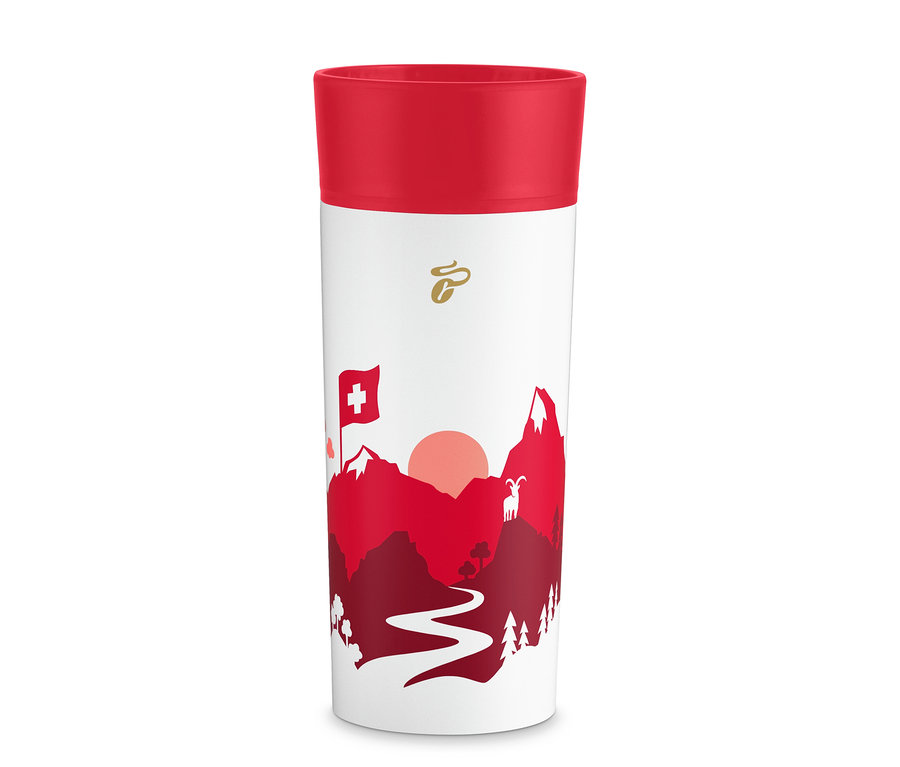Weißer Reisebecher mit rotem Deckel, verziert mit einem rot-weißen Schweizer Landschaftsdesign, das Berge, eine Schweizer Flagge, eine Sonne, eine Ziege, Bäume und einen gewundenen Pfad zeigt, mit einem goldenen Logo oben.