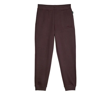 Dunkelbraune Jogginghose mit elastischem Bund und gerippten Bündchen, mit einem gestickten „FILA ESTABLISHED 1911“-Logo am linken Oberschenkel.