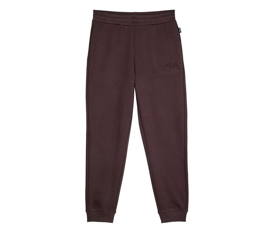 Dunkelbraune Jogginghose mit elastischem Bund und gerippten Bündchen, mit einem gestickten „FILA ESTABLISHED 1911“-Logo am linken Oberschenkel.