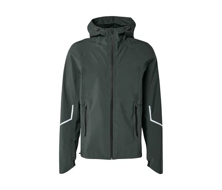 Dunkelgrüne Kapuzenjacke mit durchgehendem Reißverschluss, zwei Reißverschlusstaschen und weißen, L-förmigen Reflektorstreifen an den Ärmeln.