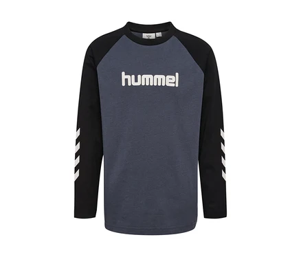 hummel® HMLJR Longsleeve Shirt mit dunkelgrauem Rumpf, schwarzen Raglanärmeln mit weißen Chevron-Streifen und weißem hummel-Logo auf der Brust.