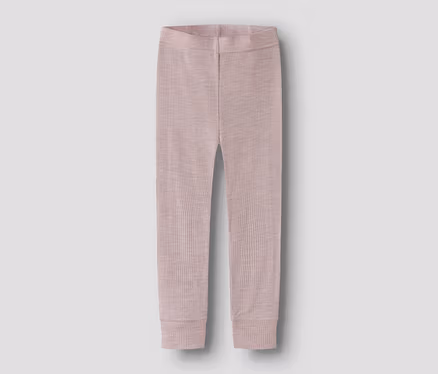 Hellrosa gerippte Leggings mit elastischem Bund und Bündchen an den Knöcheln, flach liegend.