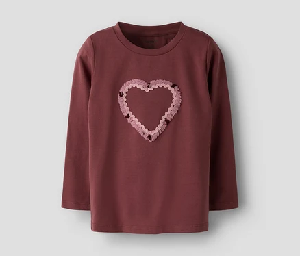 Dunkelrotes Langarmshirt mit einem großen, rosafarbenen Rüschenherz auf der Brust.