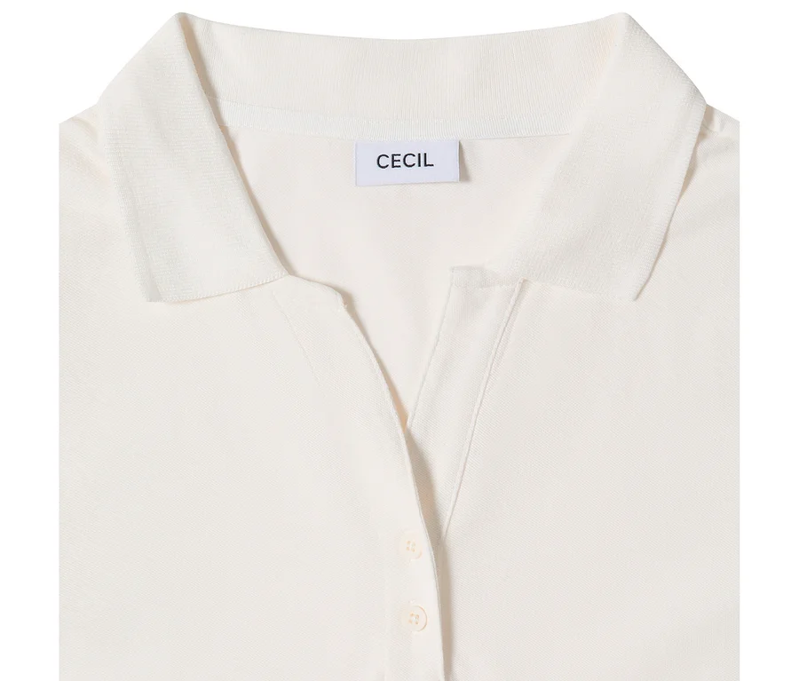 Nahaufnahme eines weißen CECIL 3/4-Poloshirts, das den Kragen, eine V-Ausschnitt-Knopfleiste mit zwei hellen Knöpfen und das Markenetikett 'CECIL' zeigt.