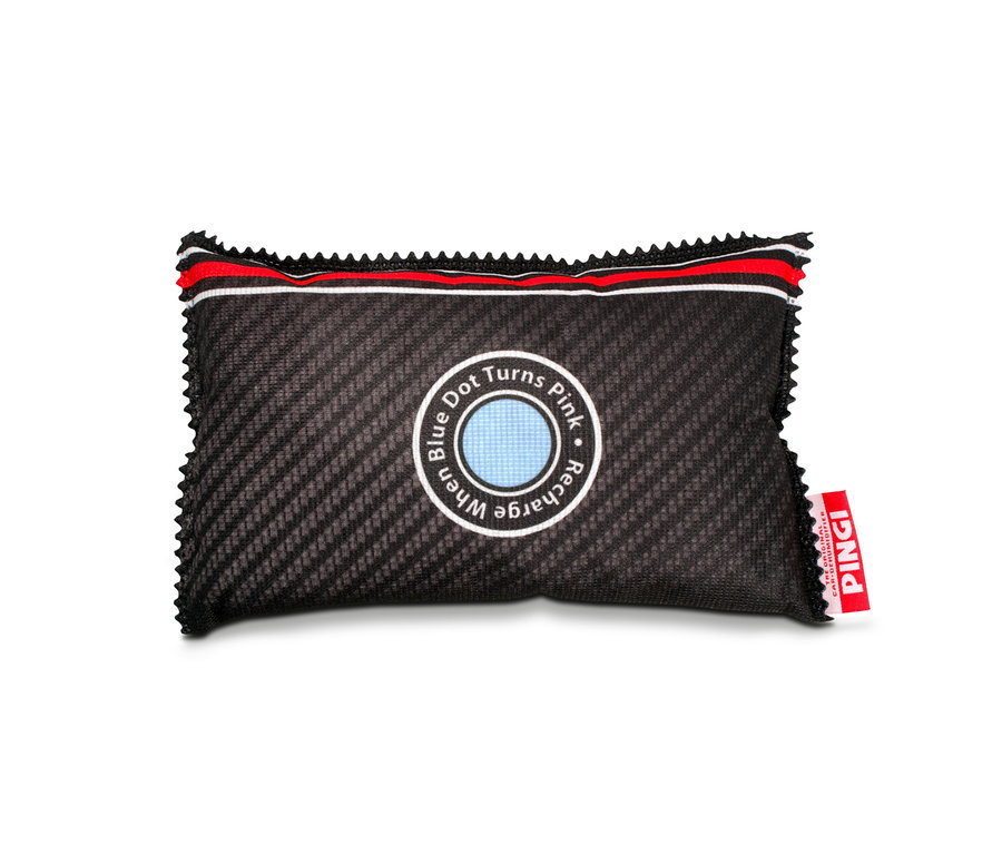 Ein schwarz-graues Pingi-Auto-Luftentfeuchterkissen mit der Aufschrift "Recharge when Blue Dot Turns Pink" auf weißem Hintergrund.