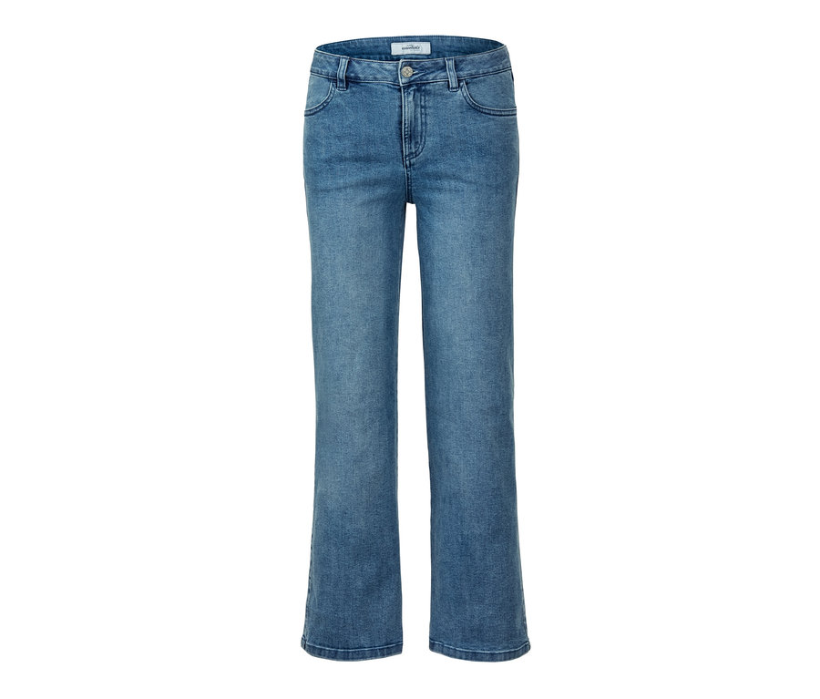 Blaue Culotte-Jeans auf weißem Hintergrund.