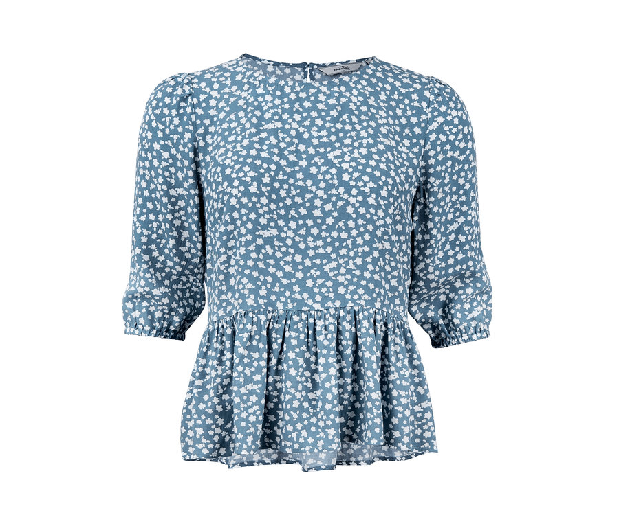 Eine blaue Bluse mit Schößchen und weißen Blumen.
