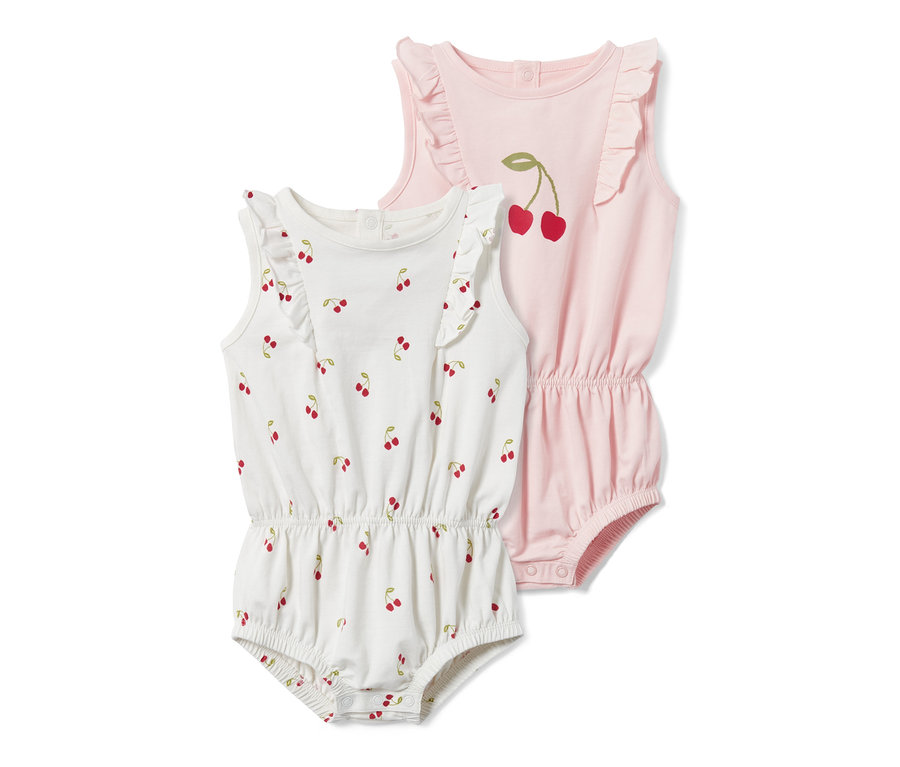 Zwei Baby-Bodys aus Bio-Baumwolle, eines weiß mit Kirschmuster, eines rosa mit Kirsch-Applikation.