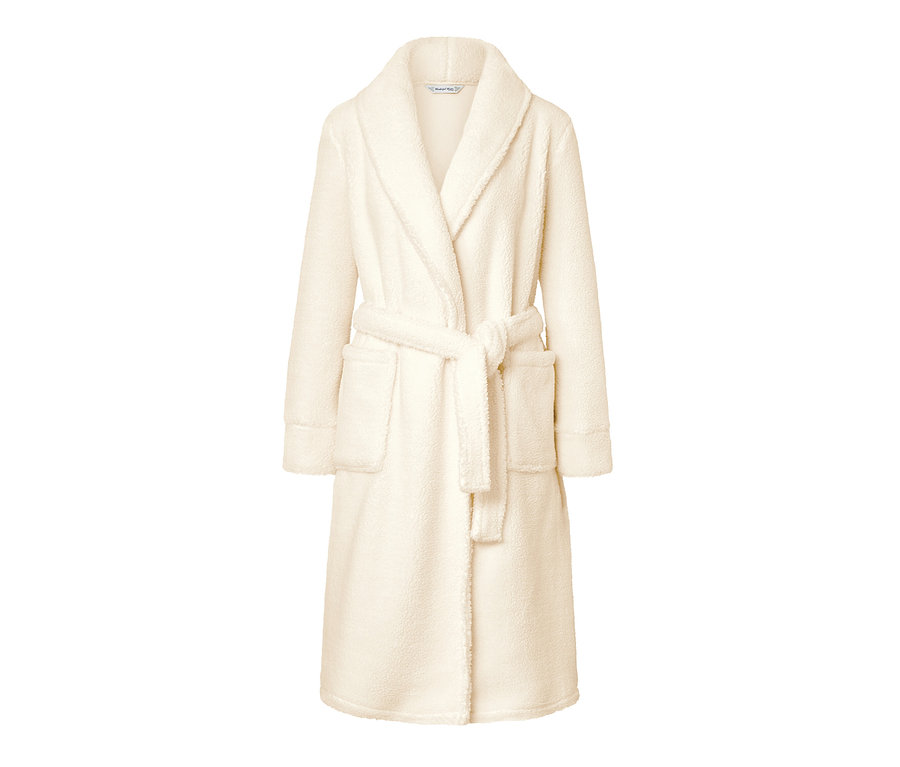 Ein weißer Kuschelmantel mit Gürtel.