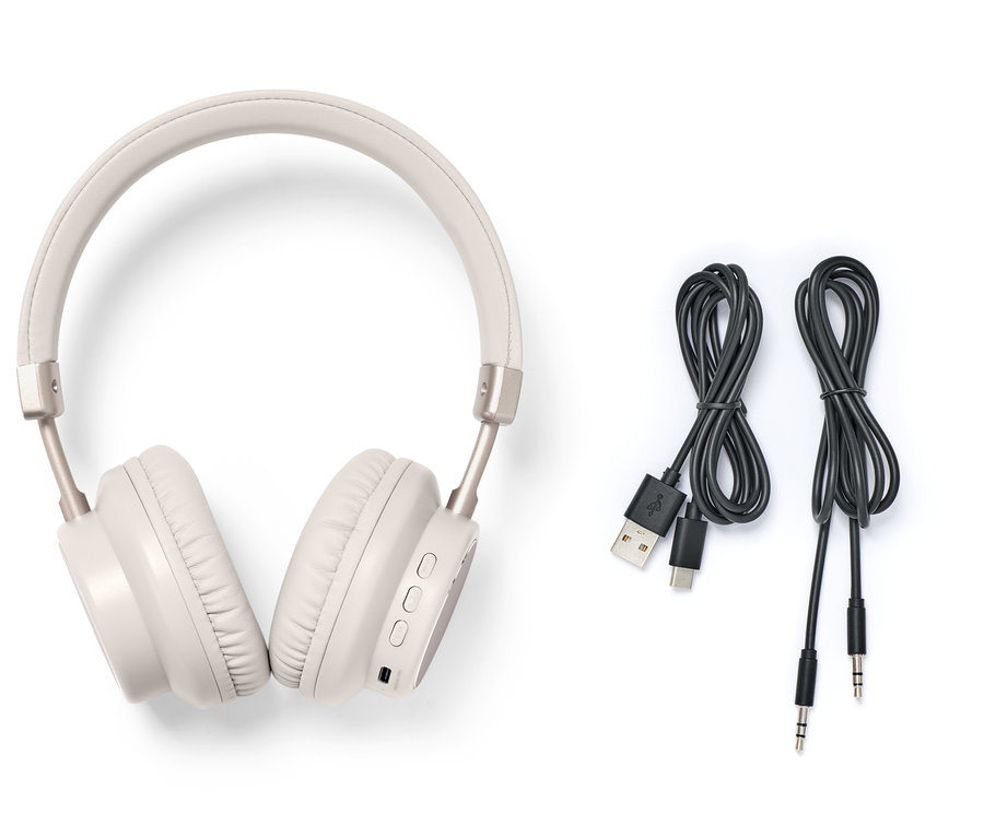 Helle graue On-Ear-Bluetooth®-Kopfhörer und zwei schwarze Kabel auf weißem Hintergrund.