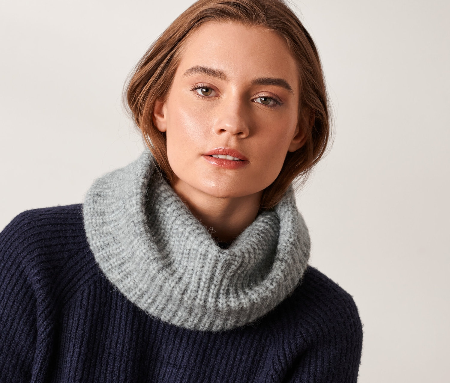 Frau trägt einen Strick-Loopschal.