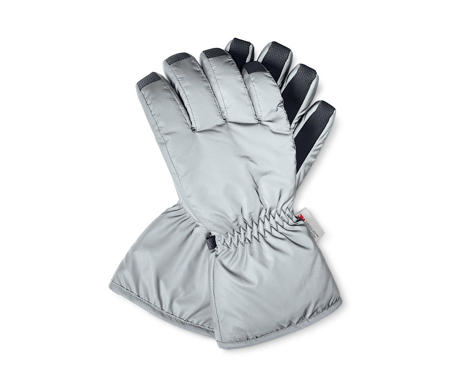 Zwei reflektierende Winterhandschuhe liegen übereinander.