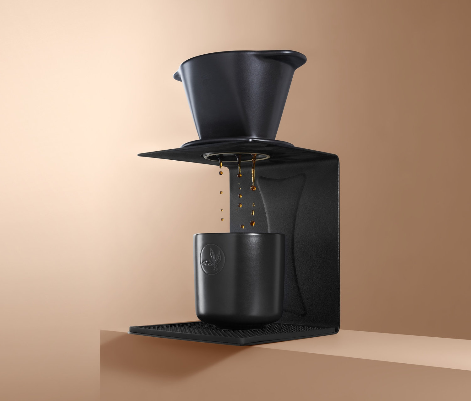 Schwarzer Handfilter-Halter mit Tasse auf beigem Hintergrund.