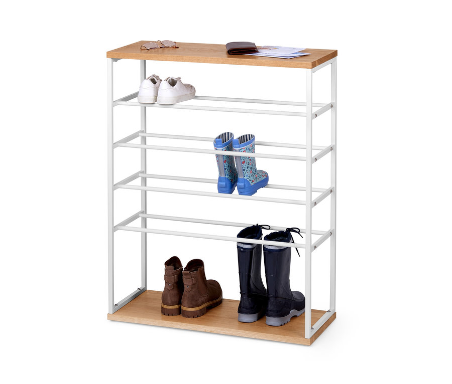Ein Schuhregal mit vier Ablagen, auf denen Schuhe, eine Brille, eine Geldbörse und Papiere liegen.