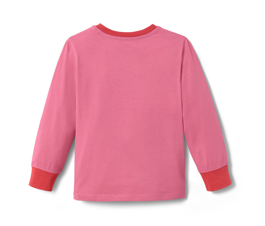 Pink-roter Pyjama mit langen Ärmeln liegt auf einem weißen Hintergrund.