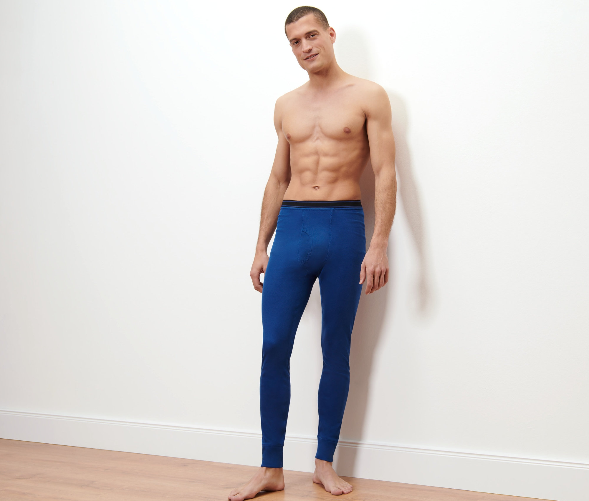 Mann posiert in blauer 2 Thermo-Funktionsunterhosen.
