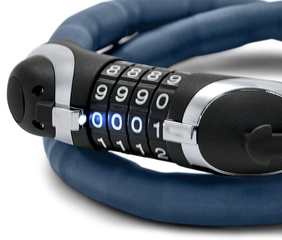 Nahaufnahme eines LED-Panzerkabelschlosses, eingestellt auf 0000.