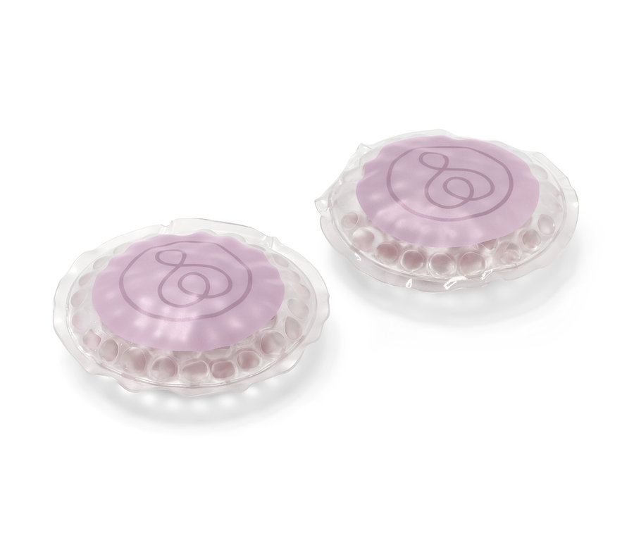 Zwei Augen-Kühlpads liegen auf weißem Grund.