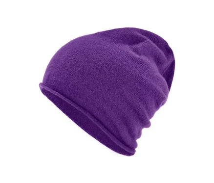 Eine lila Cashmere-Mütze.