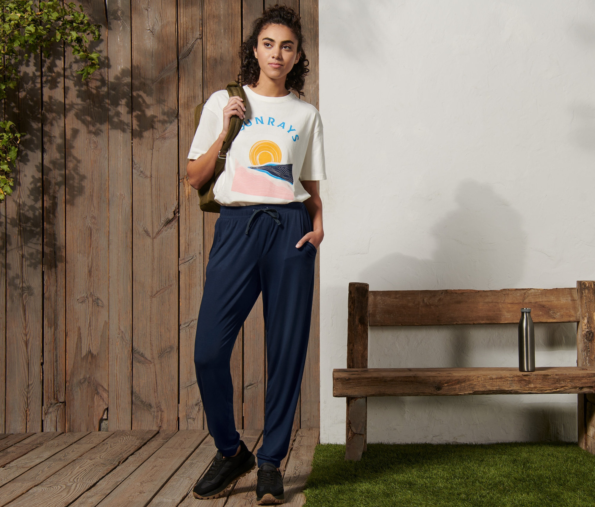 Frau steht und trägt eine Sporthose.