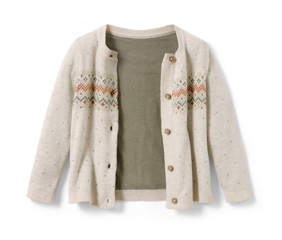 Eine Kinder-Strickjacke mit Knöpfen liegt auf einem weißen Hintergrund.