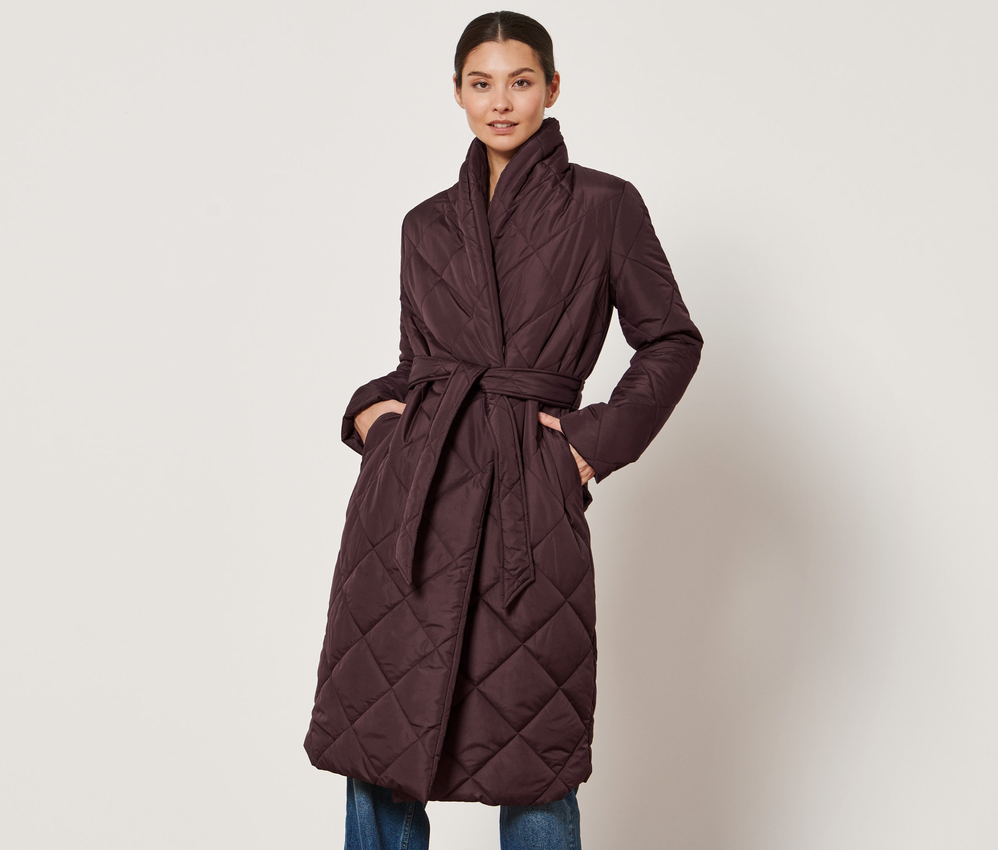 Frau posiert in Steppmantel.