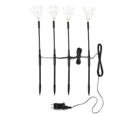 Vier LED-Gartenstecker mit schwarzen Stäben. Zwei Kabel sind zusammengebunden, und eines führt zu einem schwarzen Stecker.