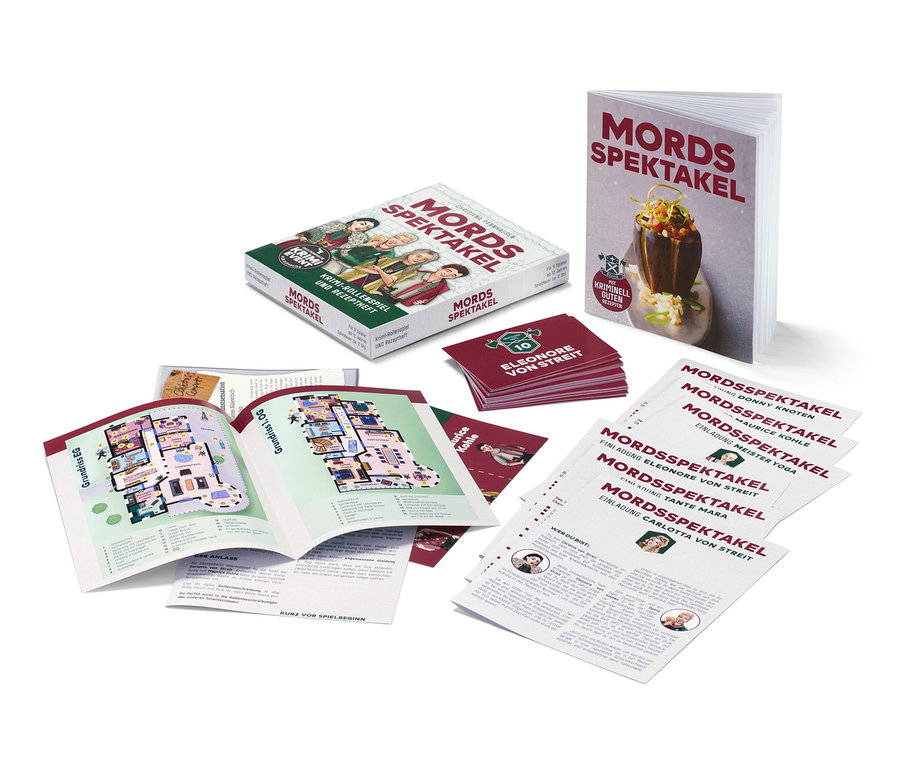 Ausgebreitete Komponenten des Krimispiels »Mordsspektakel«: Schachtel, Rezeptbuch, Pläne und Charakterkarten.