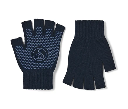 Zwei marineblaue Yoga-Handschuhe ohne Finger liegen nebeneinander auf einem weißen Hintergrund.