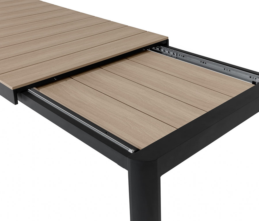 Ein Ausziehtisch mit Polywood-Tischplatte ist teilweise ausgezogen.