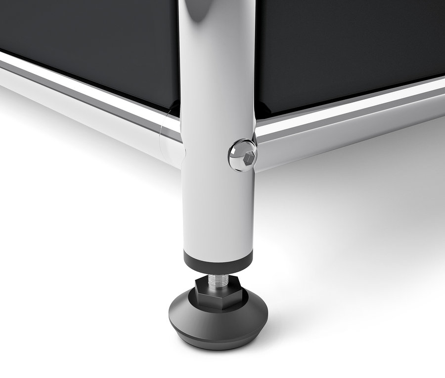 Detailaufnahme eines schwarzen Metall »CN3« Schranks mit verchromtem Bein und verstellbarem Fuß.