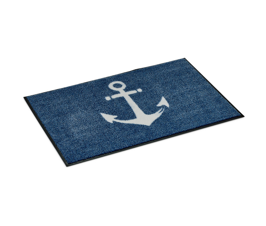 Eine blaue Textil-Fußmatte mit einem weißen Anker.