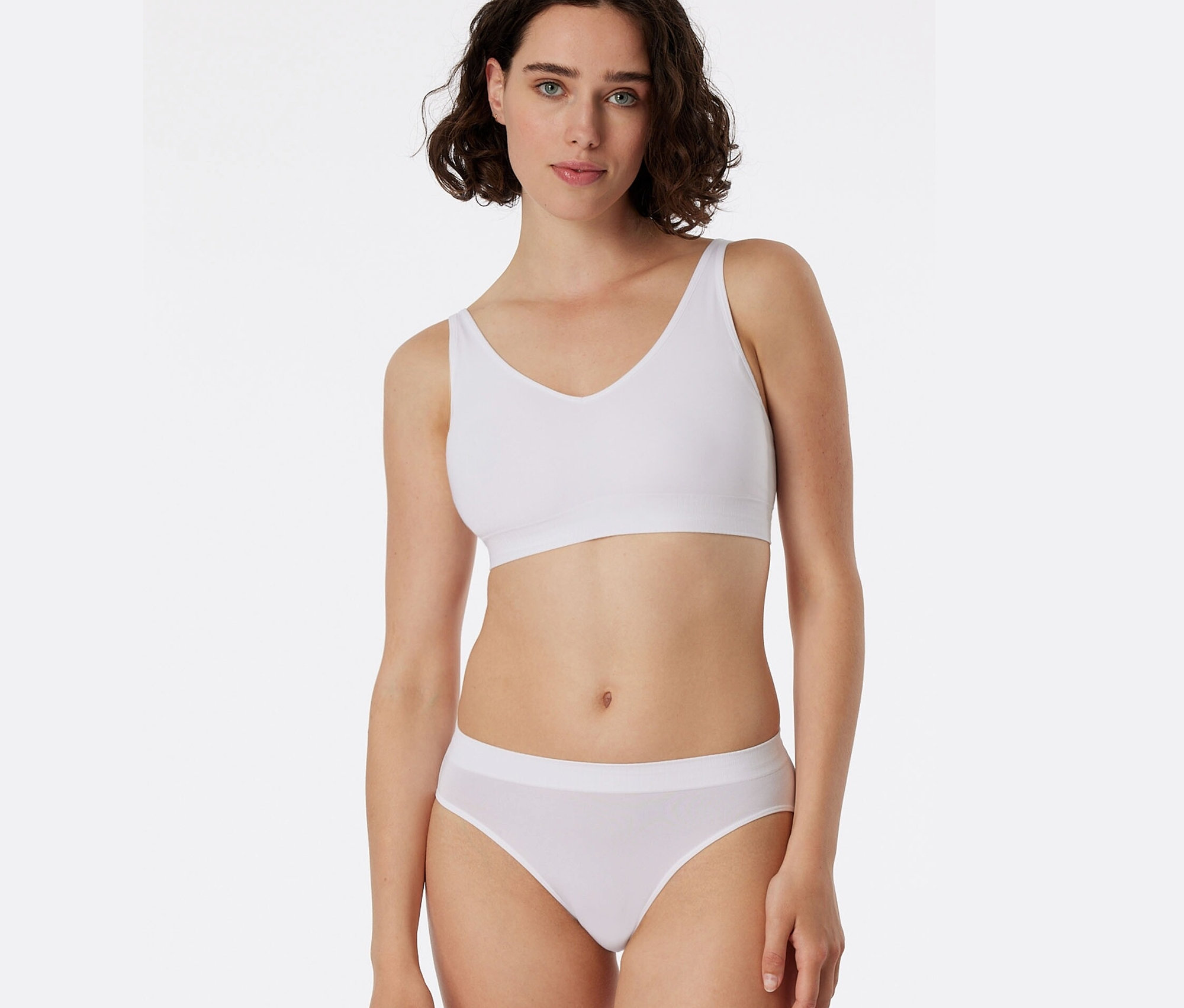 Frau trägt weißen Sport-BH und weißen SCHIESSER Rio Slip.