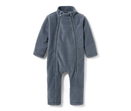 Blauer Baby-Fleece-Einteiler mit Reißverschlüssen.