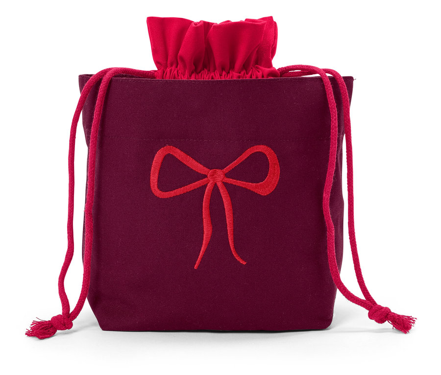 Weinroter Stoff-Geschenksack mit roter Schleife.