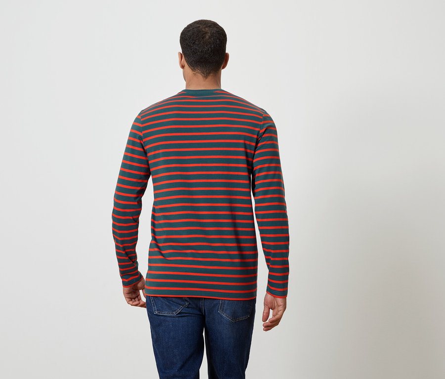 Mann von hinten trägt ein gestreiftes Langarmshirt und Jeans.