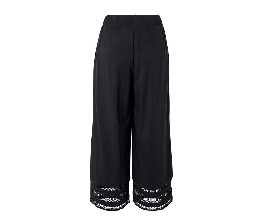 Schwarze Culotte mit Stickerei am Saum.