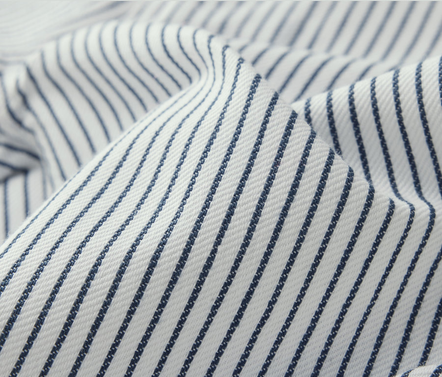 Nahaufnahme einer Kinder-Webhose mit blauen Streifen auf weißem Hintergrund.