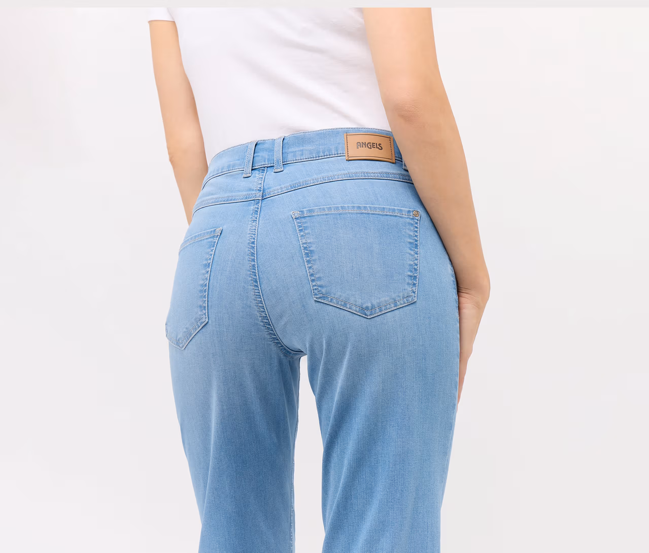 Rückansicht einer Frau in Angels Jeans »Lara« Straight Fit, hellblau.