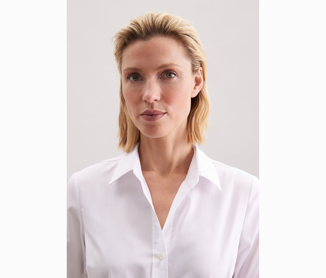 Frau trägt eine weiße Seidensticker Bluse Slim Fit non iron.