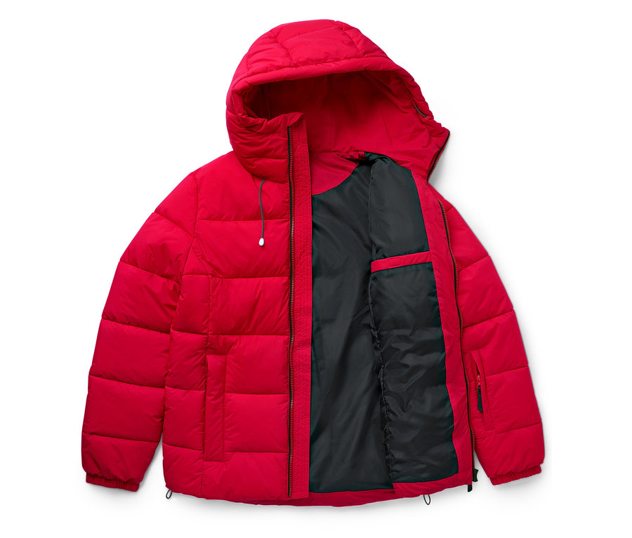 Eine offene, rote Daunenjacke mit Kapuze und schwarzem Futter.