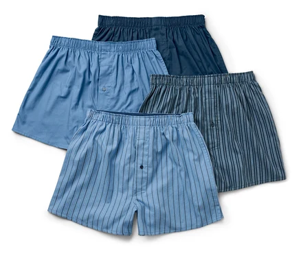 Vier Herren Boxershorts in verschiedenen Farben und Mustern auf weißem Hintergrund.
