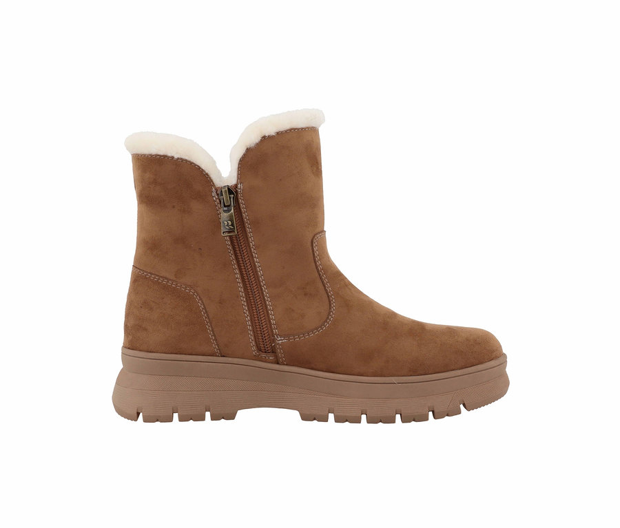 Ein brauner Stiefelette mit Plateauabsatz und weißem Kunstfellfutter.
