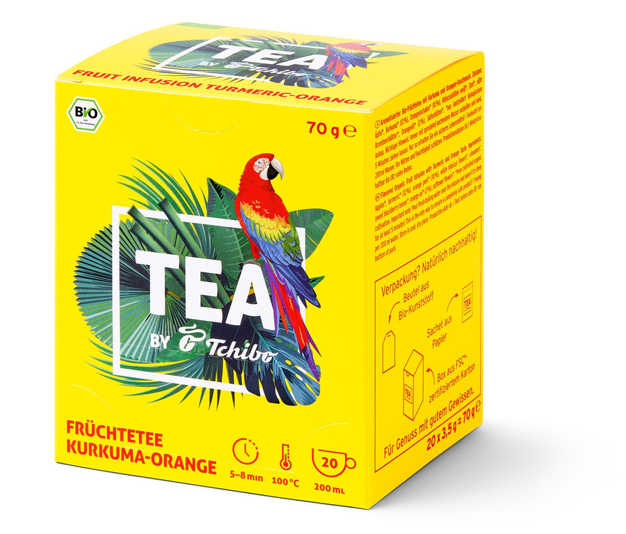 Gelb-orangefarbene Packung TEA by Tchibo Bio-Früchtetee Kurkuma-Orange mit einem Ara darauf. Packung enthält 8x 20 Teebeutel.