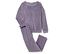 Ein lilafarbener Velours-Pyjama mit langen Ärmeln und Hosen liegt auf einem weißen Hintergrund.