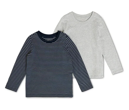 Zwei Kinder Langarmshirts liegen nebeneinander, eines mit blauen und weißen Streifen, das andere grau.