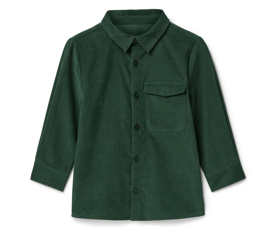 Ein grünes Cordhemd liegt auf einem weißen Hintergrund.