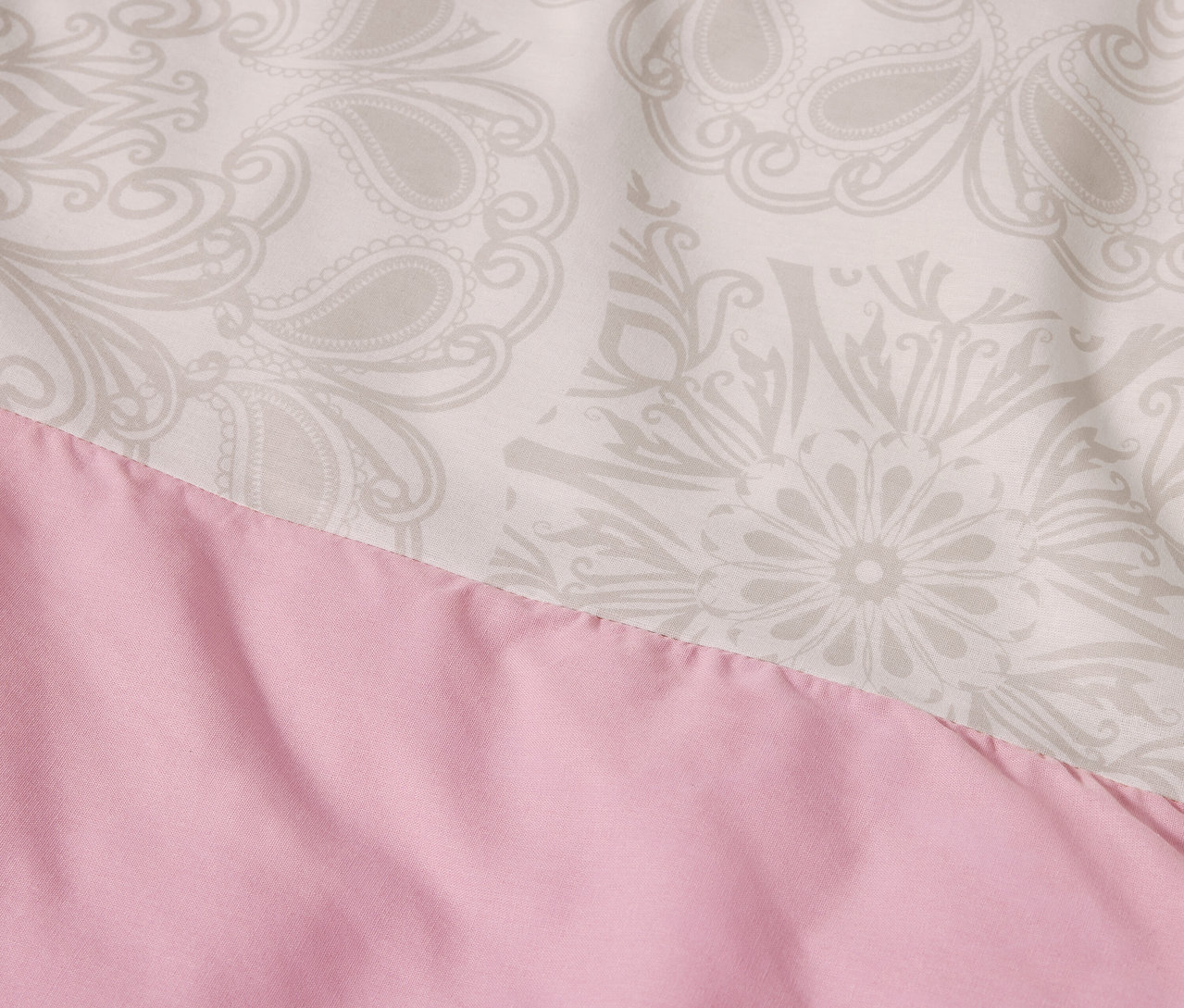 Detail einer grünen Renforcé-Bettwäsche in Übergröße mit Mandala-Muster.